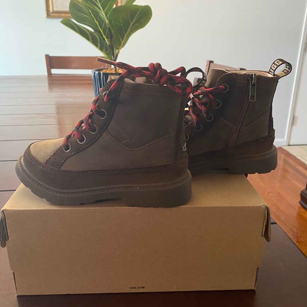Uggs Kids' Robley Waterproof Boot size 10